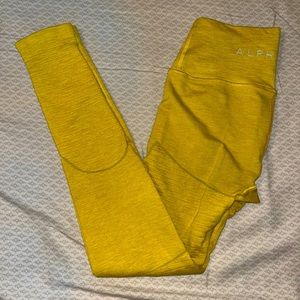 YELLOW-ALPHALETE OG REVIVAL LEGGINGS
 Women’s high performance seamless leggings